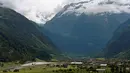 Pemandangan gerbang sisi utara Gotthard Base Tunnel (GBT) di Swiss, Rabu (1/6). Pembangunan terowongan kereta api terpanjang  di dunia itu memakan waktu 17 tahun dan menelan biaya sekitar USD 12 miliar atau Rp 164,44 triliun. (REUTERS/Arnd Wiegmann)