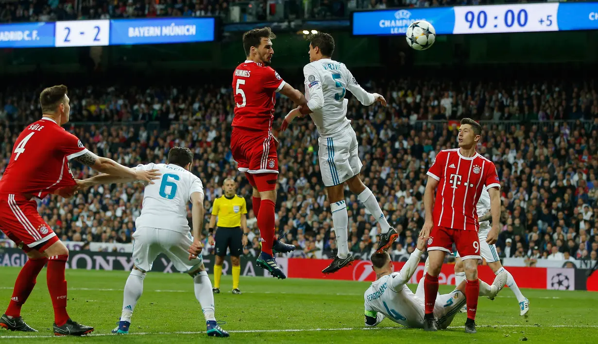 Pemain Bayern Munchen berebut bola dengan pemain Real Madrid saat pertandingan semifinal Liga Champions di stadion Santiago Bernabeu, Spanyol (1/5). Dengan hasil agregat 4-3 ini Real Madrid melaju ke Final Liga Champions. (AP/Paul White)