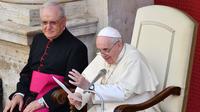 Paus Francis (kanan) ditemani Monsinyur Leonardo Sapienza saat berbicara dalam audiensi publik terbatas di halaman San Damaso, Vatikan, Rabu (2/9/2020). Ini audiensi publik pertama dalam enam bulan terakhir setelah Paus Fransiskus menghentikannya karena pandemi COVID-19. (Vincenzo PINTO/AFP)