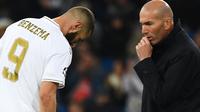 Penyerang Real Madrid, Karim Benzema dan sang pelatih, Zinedine Zidane. (AFP/GABRIEL BOUYS)