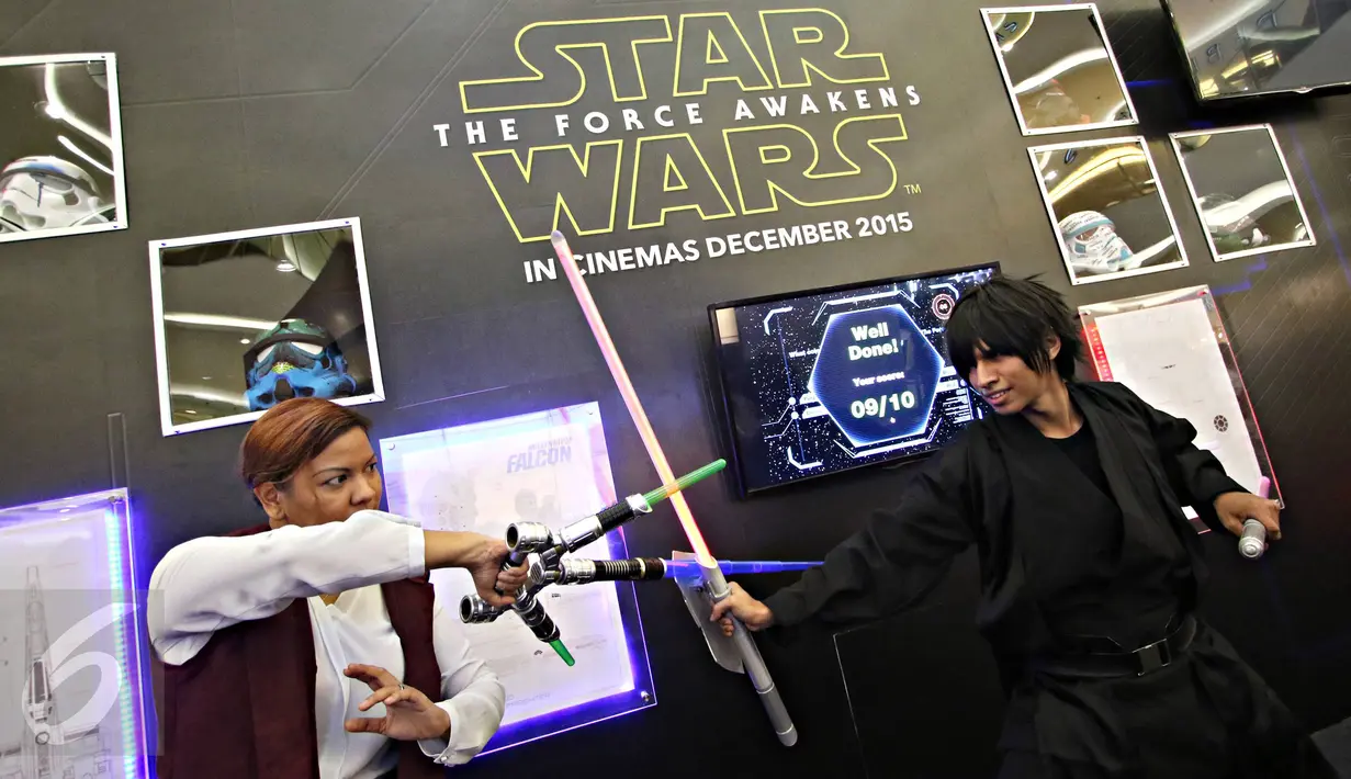 Pria berkostum karakter Star Wars saat menghibur pengunjung yang hadir di wahana dunia petualangan intergalaksi 'Star Wars: The Force Awekens', Senayan City, Jakarta, (7/12).Wahana berlangsung hingga 10 Januari 2016. (Liputan6.com/Immanuel Antonius)