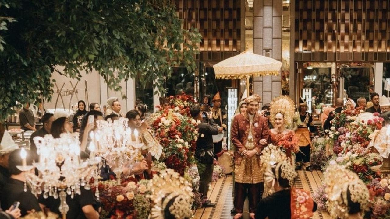 Disambut Tarian Adat Minang