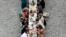 Warga menggelar makan malam di atas meja sepanjang 500 meter di jembatan bersejarah Charles Bridge di Praha, Republik Ceko, Selasa (30/6/2020). Kegiatan itu merupakan perpisahan simbolis yang digelar untuk menandai akhir dari masa krisis virus corona Covid-19 di negara tersebut (AP/Petr David Josek)