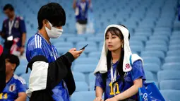 Suporter Jepang bereaksi setelah Kroasia mengalahkan Jepang pada pertandingan sepak bola babak 16 besar Piala Dunia 2022 di Stadion Al Janoub, Al Wakrah, Qatar, 5 Desember 2022. Jepang disingkirkan Kroasia dari Piala Dunia 2022 lewat adu penalti. (AP Photo/Eugene Hoshiko)