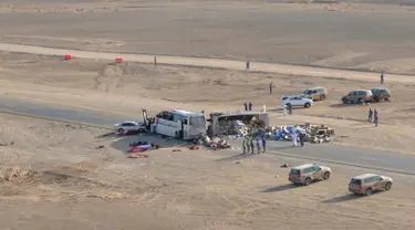 Sebuah gambar memperlihatkan lokasi kecelakaan yang melibatkan truk dan bus di jalan raya antara Ibri dan Fahud, Oman bagian barat, Selasa (1/3). Sebanyak 18 orang dari beberapa kewarganegaraan tewas dan 14 lainnya luka-luka. (STRINGER/Omani Police/AFP)