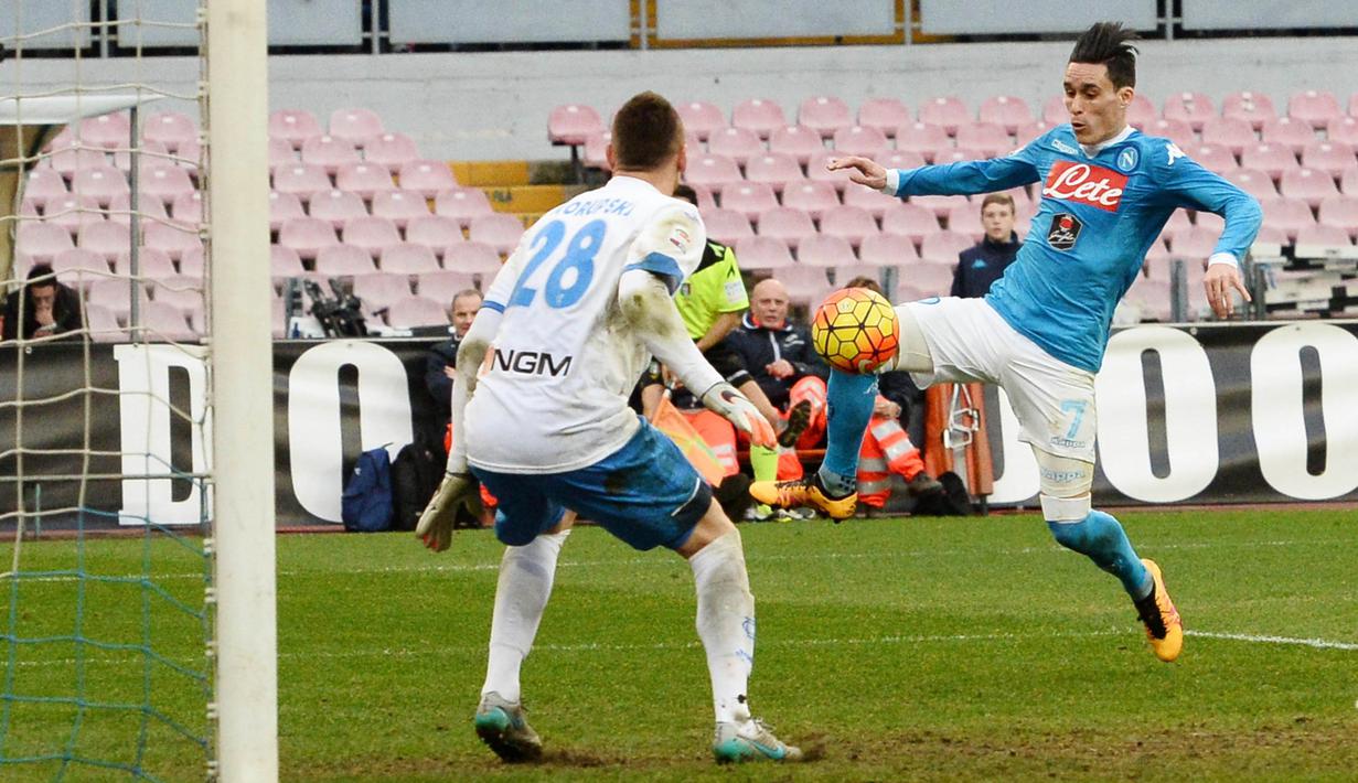 Pemain Napoli, Jose' Callejon (kanan) telah mencetak enam gol dan  masuk jajaran top skor Serie A  hingga pekan ke-9. (EPA/Ciro Fusco)