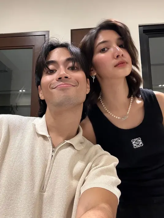 <p>Rayakan valentine dengan dinner sederhana di rumah, Vidi Aldiano dan Sheila Dara tampil kasual kenakan baju warna hitam-putih. [@vidialdiano]</p>