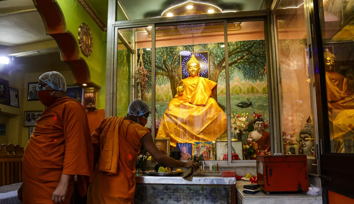 Para biksu berdoa di sebuah kuil selama festival Buddha Purnima di Kolkata, India, pada Rabu (26/5/2021). Hari Waisak juga dikenal dengan nama Visakah Puja atau Buddha Purnima di India. (AP Photo/Bikas Das)