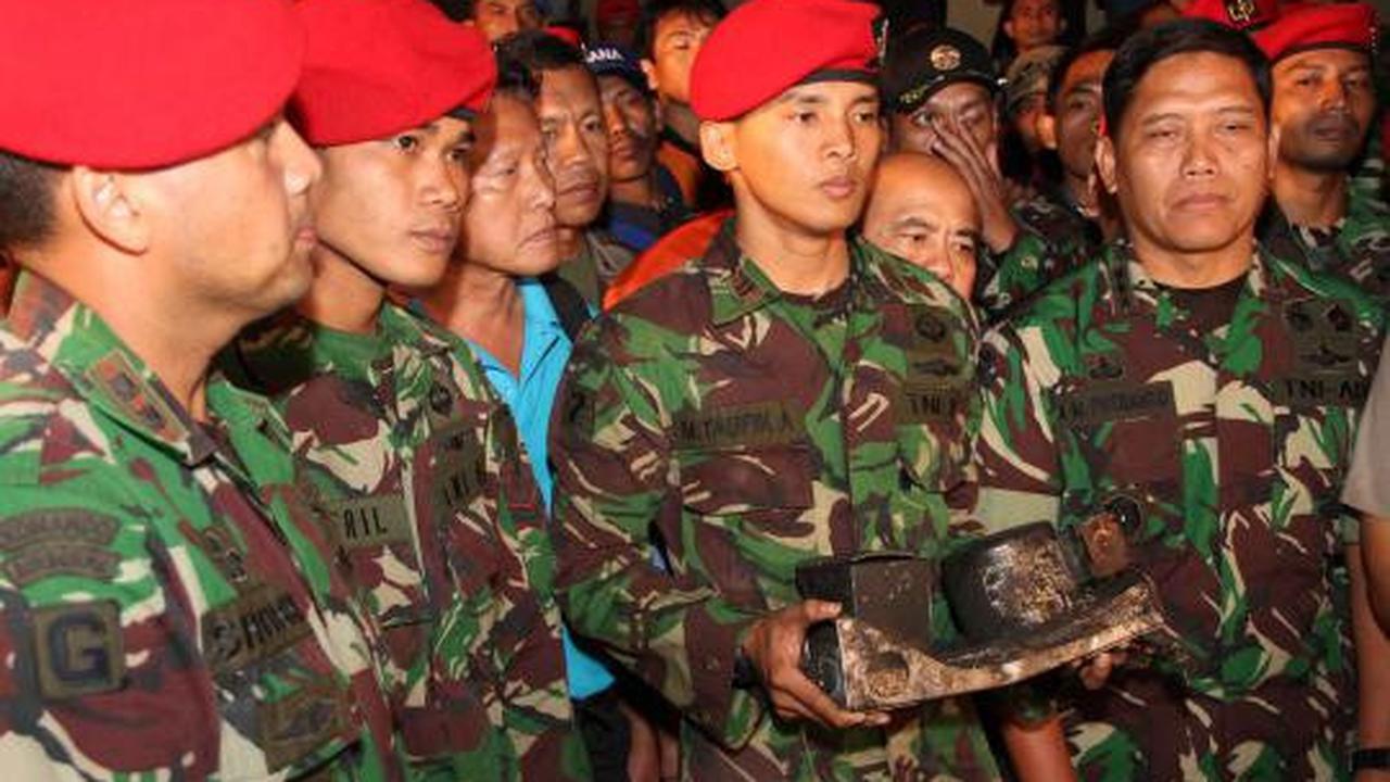 Anggota Kopassus menemukan Black Box pesawat Sukhoi SJ 100  yang jatuh 
