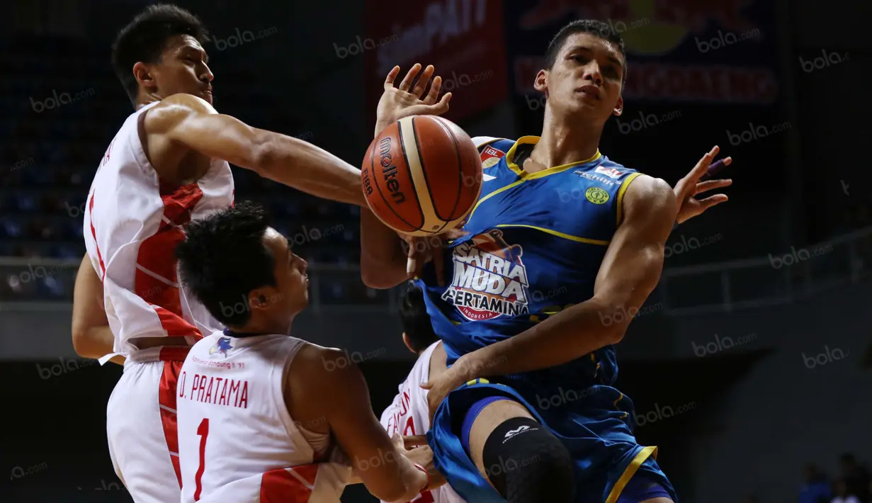 Pemain Satria Muda, Kevin Sitorus #30 melepaskan diri dari hadangan pemain Garuda Bandung pada  perempat final Playoffs Indonesia  Basket League (IBL) di Britama Arena, Jakarta, Selasa (17/5/2016). (Bola.com/Nicklas Hanoatubun)