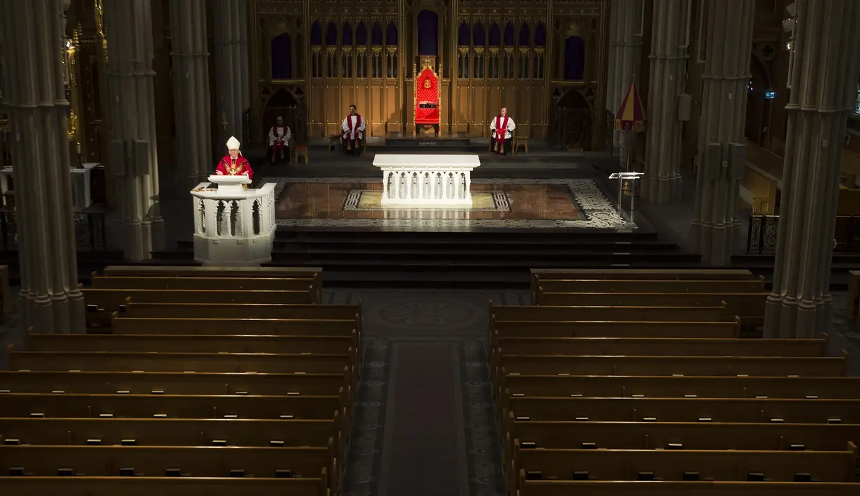Kardinal Thomas Collins memberikan layanan Jumat Agung online di Katedral St. Michael yang kosong di Toronto, Kanada, Jumat (10/4/2020 Pandemi virus corona COVID-19 yang melanda dunia membuat perayaan Jumat Agung berlangsung terbatas. (Nathan Denette/The Canadian Press via AP)
