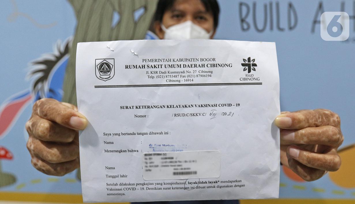 Warga menunjukkan surat keterangan kelayakan vaksinasi covid di RSUD Pasar Minggu, Jakarta, Selasa (25/8/2021). Vaksin Moderna diberikan untuk masyarakat Jakarta yang tidak bisa menggunakan AstraZenecca dan Sinovac berdasarkan surat keterangan dari fasilitas kesehatan. (Liputan6.com/Herman Zakharia)