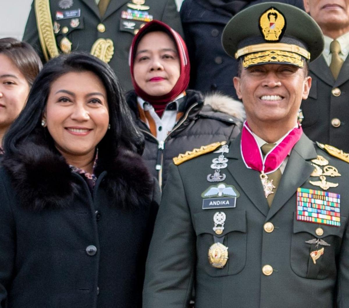Ia mengungkapkan rasa terima kasihnya kepada mereka dan merasa senang bahwa anak-anaknya juga menyayangi dan menghormati para prajurit. Sikap Ibu Hetty yang hangat dan perhatian ini menunjukkan pesona istri seorang Jenderal TNI yang tulus.
