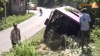 [VIDEO] Kecelakaan Bus Rombongan Sepakbola Dievakuasi