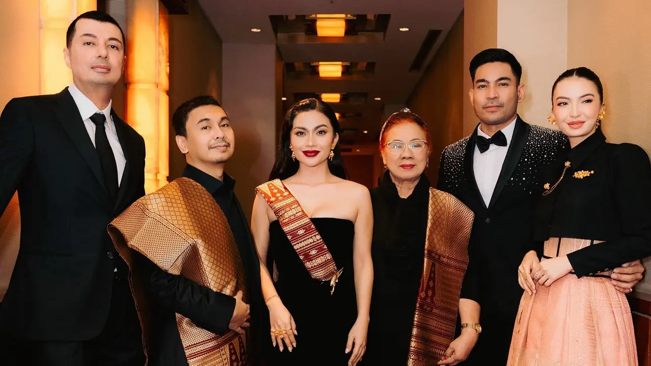 7 Potret Ariel Tatum di Gala Premier Film Catatan Harian Menantu Sinting
