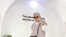 Jadi salah satu gaya andalan para hijabers, kombinasikan atasan kemeja dengan vest saat menggunakan celana kulot jeans. (Instagram/irennakristyn).