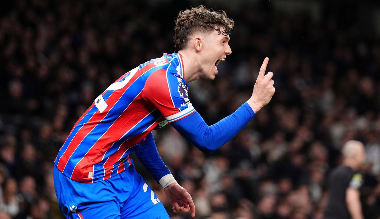 Sebelum turun minum, Tottenham kecolongan dua gol dari tim tamu. Gol dilesatkan oleh Jorgen Strand Larsen pada menit ke-45+1 dan Ismaila Sarr lagi enam menit kemudian. (AP Photo/John Walton)