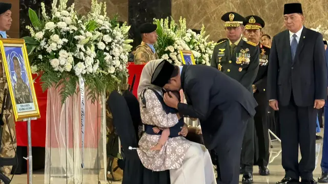 Prabowo Beri Penghormatan Terakhir untuk 3 Prajurit TNI