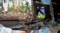 Tembok sepanjang 50 meter di SMA Negeri 4 Kota Bengkulu roboh menghantam rumah warga akibat hujan badai yang terjadi sejak Senin malam kemarin (Liputan6.com/Yuliardi Hardjo)