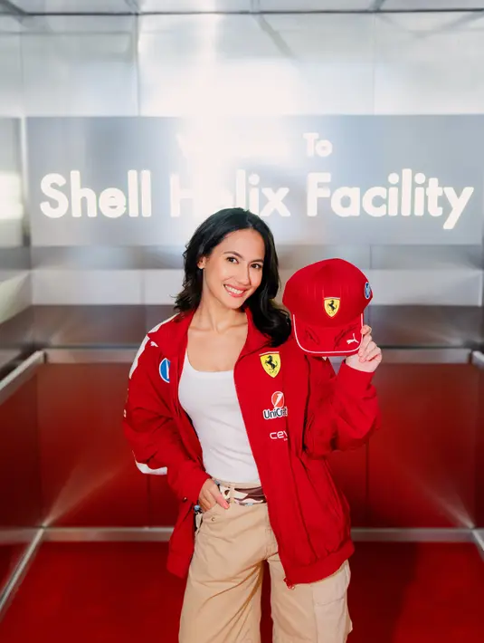Di potret lainnya, Pevita Pearce lebih boyish dengan paduan tanktop putih, celana cokelat, dan jaket merah. Snapback merah dengan logo Ferrari dipegang dengan senyum manis oleh Pevita Pearce [@pevpearce]