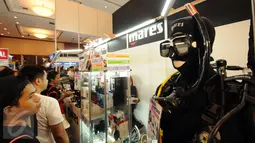 Beberapa pengunjung melihat-lihat kelengkapan olahraga selam yang dipasarkan pada pameran Deep & Extreme Indonesia 2016 di JCC, Jakarta, Sabtu (2/4/2016). Pameran ini juga memasarkan kelengkapan olahraga ekstrim. (Liputan6.com/Helmi Fithriansyah)