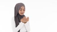 Ilustrasi Membaca Sholawat Nabi Credit: shutterstock.com