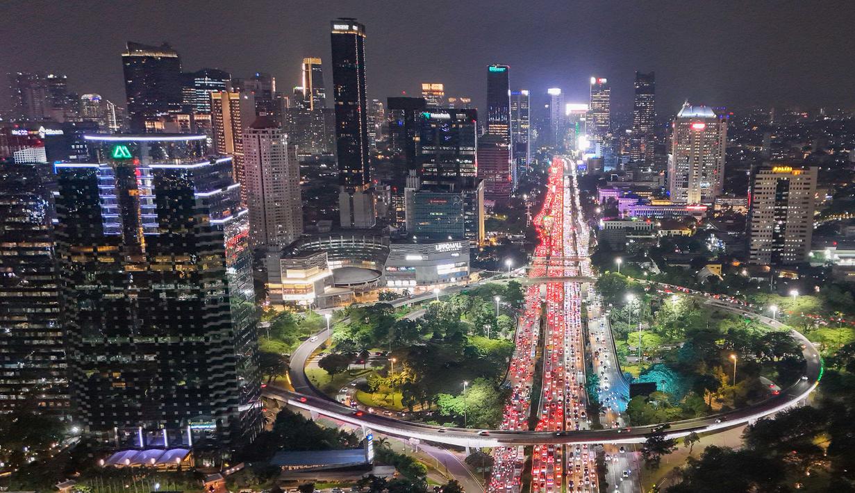 Mujiyono menambahkan bahwa berdasar kajian Pricewaterhouse Coopers (PwC) 2017 Jakarta membutuhkan sekitar 70.000 titik CCTV, sementara CCTV milik Pemprov yang terpasang saat ini baru sekitar 1.494 titik. Tampak foto udara memperlihatkan suasana malam gedung-gedung bertingkat di kawasan Sudirman, Jakarta, Selasa (7/4/2026). (merdeka.com/Arie Basuki)