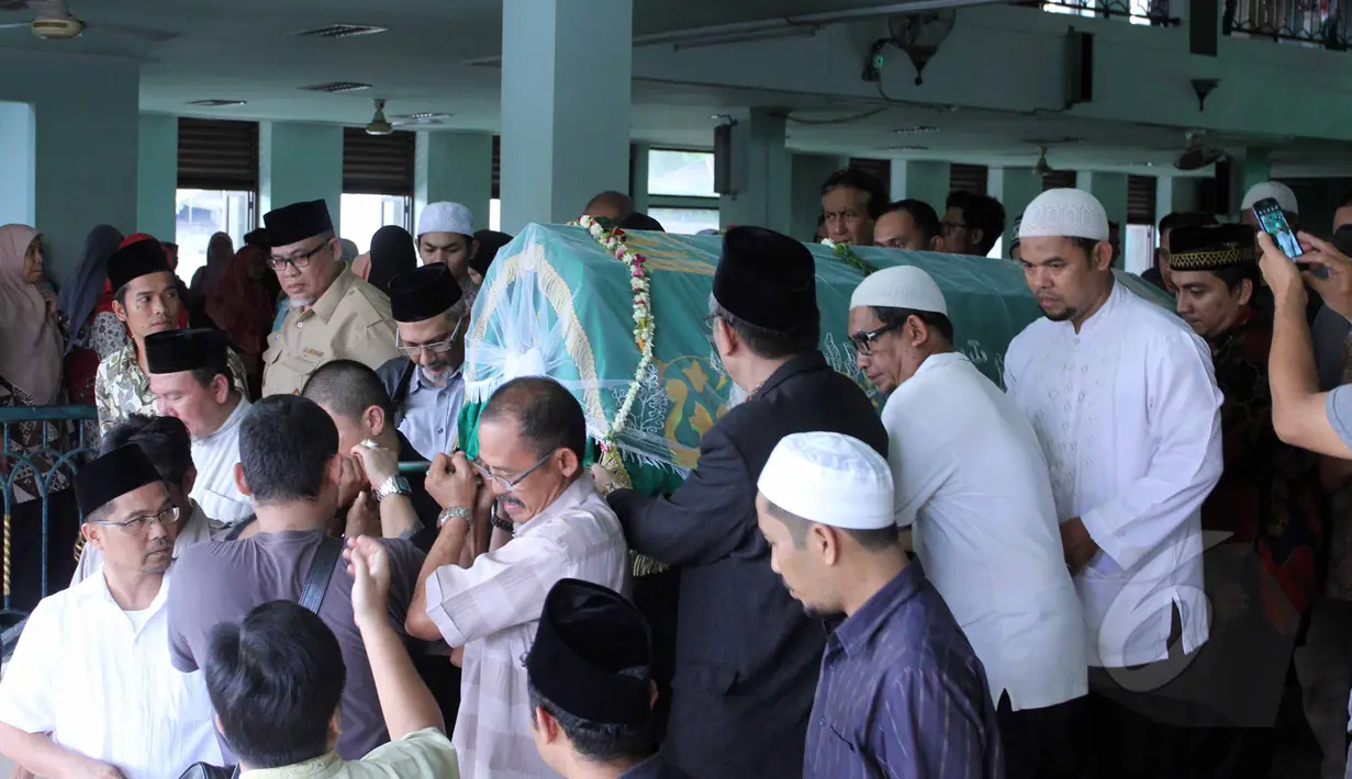 Keranda jenazah Pepeng dibawa sejumlah kerabat usai disalatkan di Masjid Baiturrahman, Depok, Jawa Barat, Rabu (6/5/2015). Rencananya Pepeng akan dimakamkan di TPU Jelupang, BSD, Serpong. (Liputan6.com/Helmi Afandi)