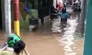 Ketinggian air di Kebon Pala dilaporkan mencapai lebih dari satu meter. (Foto: Antara)