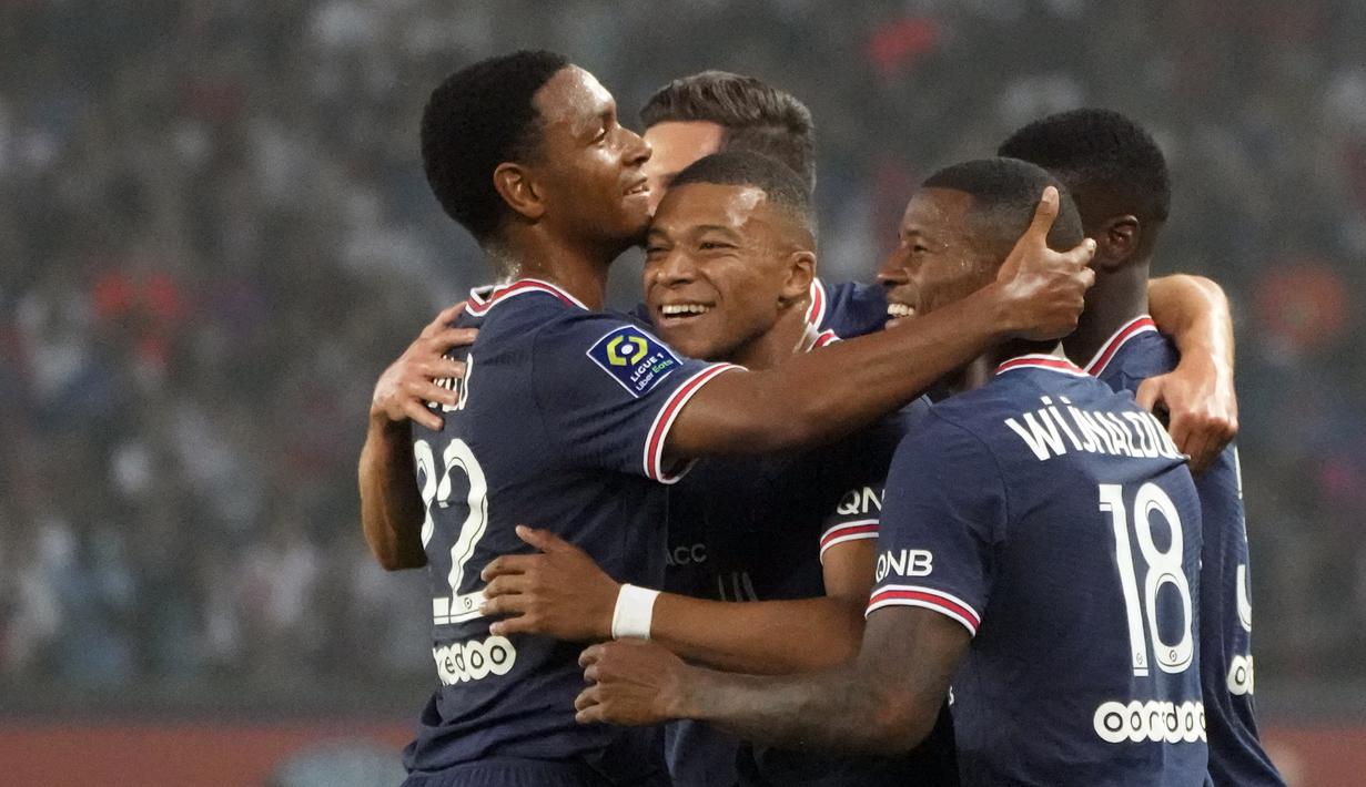 Penyerang Paris Saint-Germain (PSG) Kylian Mbappe berselebrasi dengan rekan setimya setelah mencetak gol ke gawang Strasbourg pada laga pekan kedua Liga Prancis di Stadion Parc des Princes, Minggu (15/8/2021) dini hari WIB. PSG membekuk tamunya Strasbourg 4-2. (AP Photo/Francois Mori)