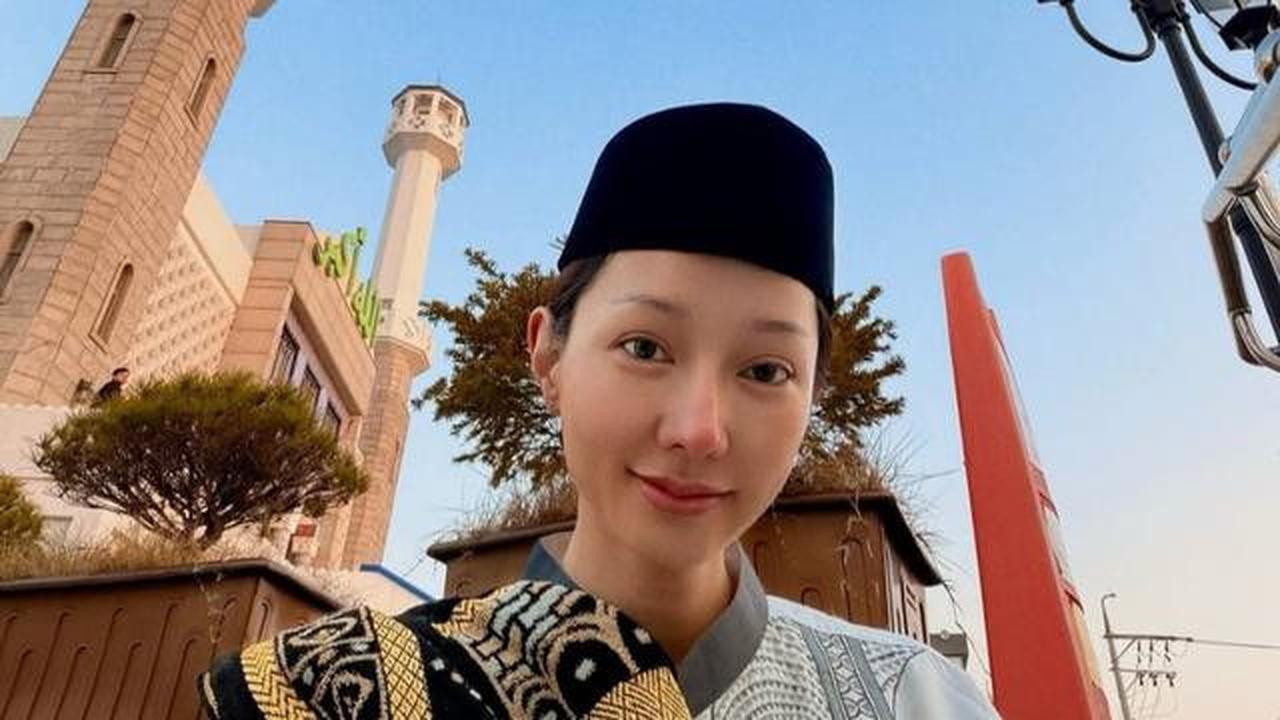 Lucinta Luna Salat Id di Barisan Laki-laki Pakai Sarung, Ini Penampakannya