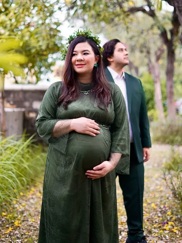 5 Maternity Shoot Terbaru Eriska Rein Bersama Suami dan Anak
