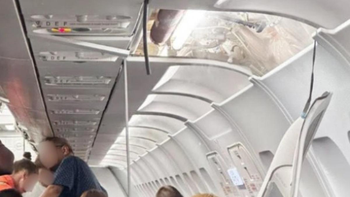 Ngeri, Panel Kabin Atas Pesawat AirAsia Terlepas Setelah Mendarat