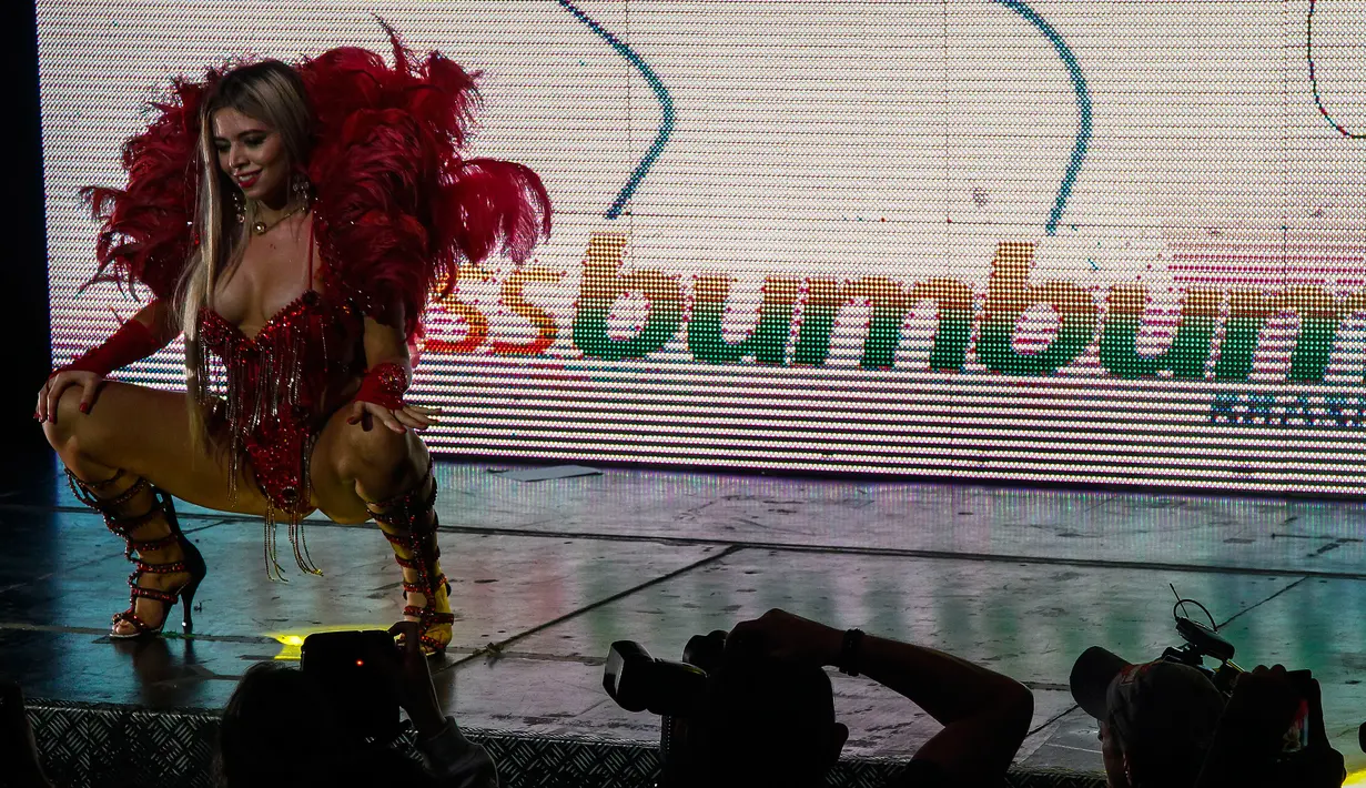 Seorang kontestan menari di atas panggung selama kontes Miss Bumbum 2018 di Sao Paulo, Brasil, Senin (5/11). Sebanyak 15 kontestan bersaing dalam kontes tahunan untuk memilih bokong paling indah seantero Brasil. (Miguel SCHINCARIOL/AFP)