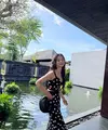 Menariknya, bukan gaya glamor yang mencuri perhatian, melainkan penampilan bare face sang aktris yang terlihat segar dan natural sepanjang liburan. Serial My Royal Nemesis sendiri sukses meraih popularitas tinggi dan sempat menduduki peringkat teratas Netflix secara global berkat kisah fantasi romantis yang dibintanginya bersama Heo Nam-jun. [@limjjy2].