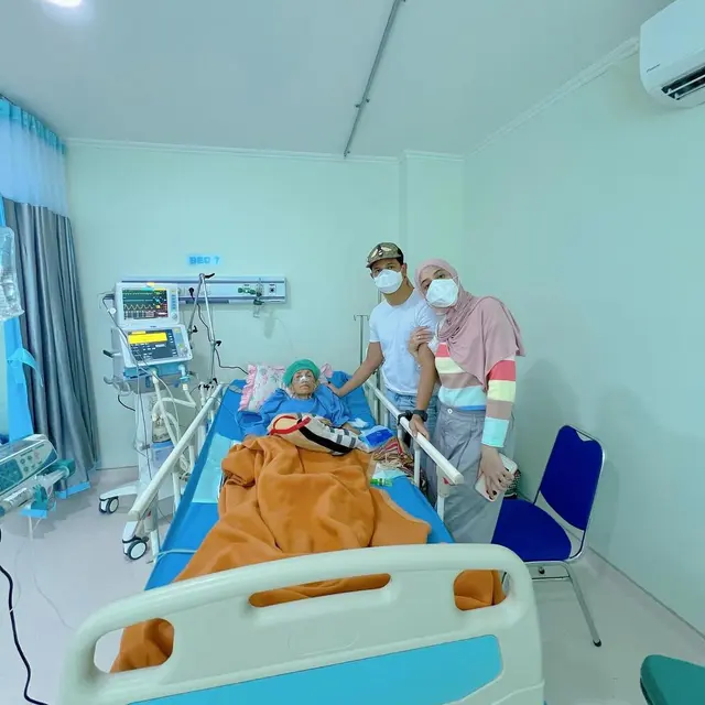6 Potret Sonny Septian Rawat Ibu yang Sakit, Tetap Menemani Meski Belum Pulih