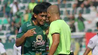 Gelandang Persebaya, Ripal Wahyudi. (Aditya Wani/Bola.com)