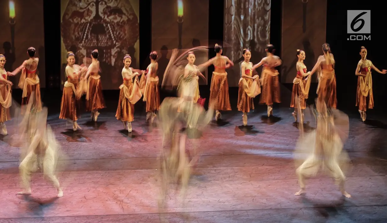 Pebalet Namarina Youth Dance (NYD) mementaskan karya bertajuk Anantari di Teater Jakarta, Taman Ismail Marzuki, Jakarta, Jumat (23/11). NYD yang berdiri pada tahun 2006 telah menghasilkan 12 karya pementasan. (Liputan6.com/Fery Pradolo)