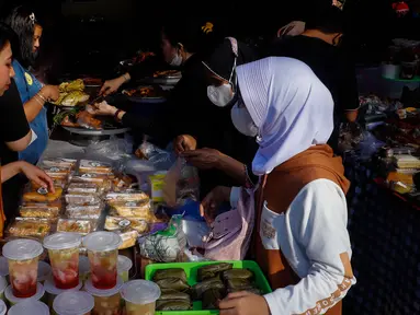 Warga saat membeli makan dan minuman untuk berbuka puasa di kawasan Bendungan Hilir, Jakarta, Kamis (23/3/2023). (Liputan6.com/Herman Zakharia)