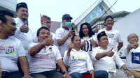 Relawan Jokowi potong rambut di Surabaya. (Liputan6.com/Dian Kurniawan)