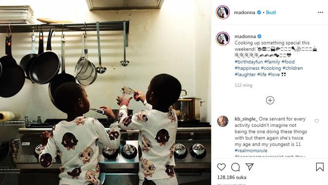 Dua anak Madonna sedang memasak di dapur (Dok.Instagram/@madonna)