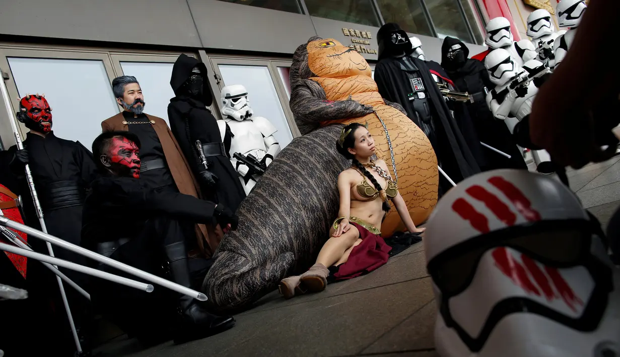 Sejumlah penggemar mengenakan kostum karakter Star Wars berfoto bersama selama perayaan Star Wars Day di Taipei, Taiwan, Rabu (4/5). (REUTERS/Tyrone Siu)