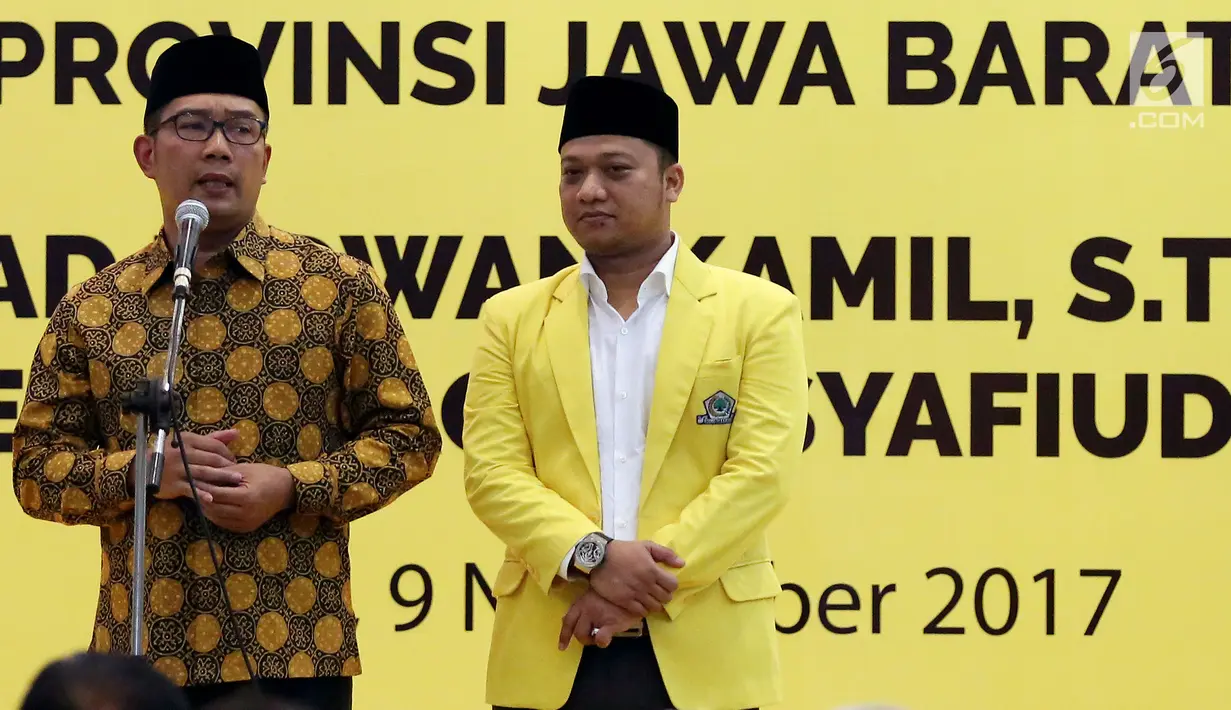 Wali Kota Bandung, Ridwan Kamil didampingi Daniel Mutaqien memberikan keterangan saat konferensi pers mengenai pengumuman calon Gubernur dan Wakil Gubernur Jawa Barat, di kantor DPP Golkar, Jakarta, Kamis (9/11). (Liputan6.com/Johan Tallo)