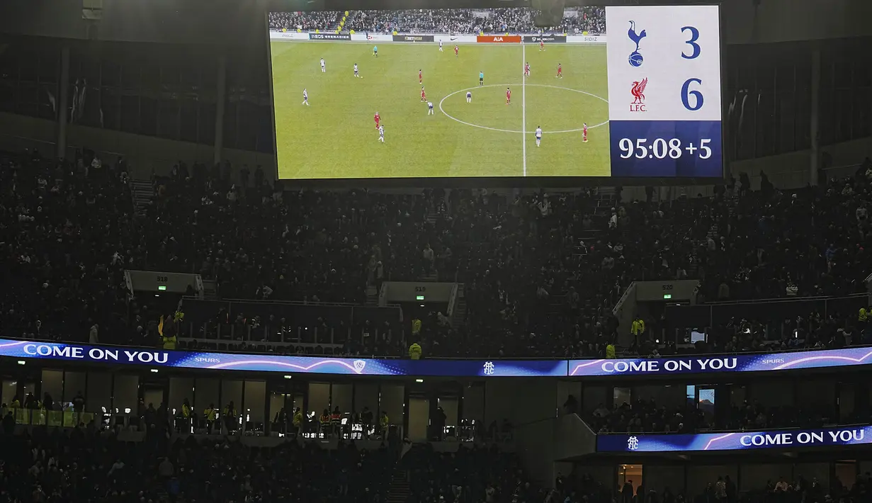 Tayangan papan skor laga lanjutan Liga Inggris 2024/2025 antara Tottenham Hotspur melawan Liverpool di Stadion Tottenham Hotspur, London, Inggris Minggu (22/12/2024). (AP Photo/Dave Shopland)