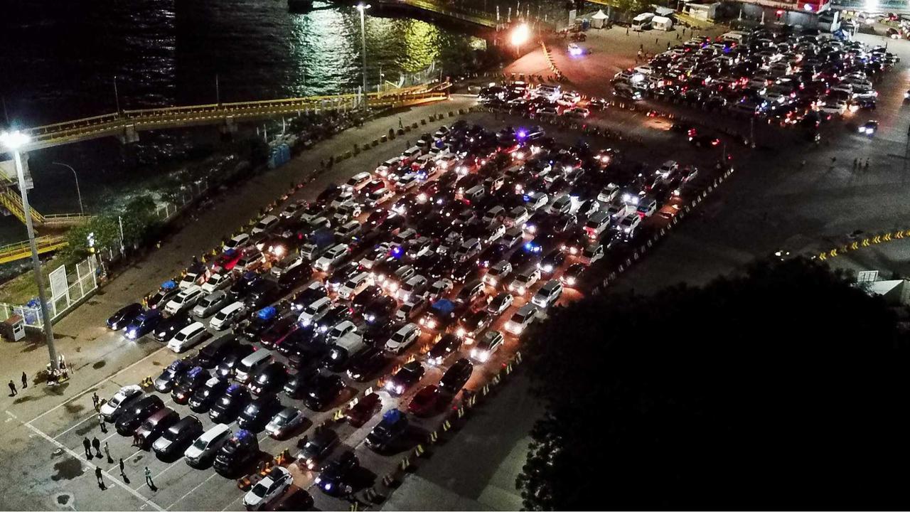 Kendaraan pemudik padati Pelabuhan Merak