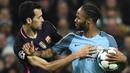 Gelandang Manchester City, Raheem Sterling, berebut bola dengan gelandang Barcelona, Sergio Busquets, pada laga Liga Champions di Stadion Ettihad, Inggris, Selasa (1/11/2016). City menang 3-1 atas Barcelona. (AFP/Oli Scarff)
