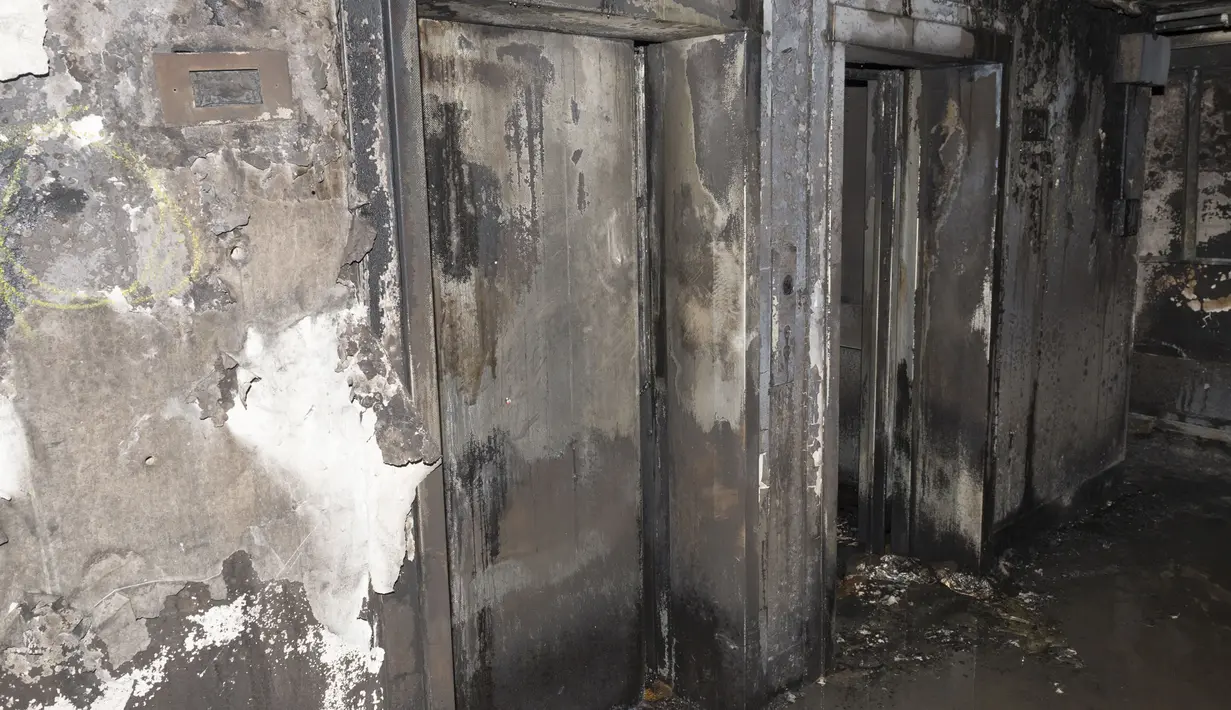 Kondisi lift di bangunan apartemen Grenfell Tower di London usai kebakaran dahsyat, Minggu (18/6). Kobaran api sudah dipadamkan sejak dua hari setelah kebakaran terjadi, namun bangunan itu dianggap masih berisiko bahaya. (Metropolitan Police via AP)