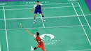 <p>Pebulutangkis Indonesia, Jonatan Christie berusaha menempatkan bola di depan net saat menghadapi wakil India, Lakshya Sen pada laga terakhir Grup L nomor tunggal putra cabor bulutangkis Olimpiade Paris 2024 di Porte de la Chapelle Arena, Paris, Rabu (31/7/2024). Jonatan Christie kalah straight-game 18-21, 12-21. (Dok. NOC Indonesia/Naif Muhammad Al'as)</p>