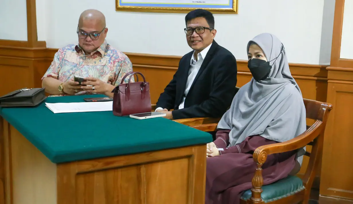 Meski proses cerai, Natasha tak kuasa menahan tangis membela Desta yang diisukan mendua hingga akhirnya berujung gugatan cerai. Natasha menyebut sang suami pria yang sangat baik. [Foto: Muhammad Akrom Sukarya/KapanLagi.com]