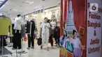 Pengunjung melihat-lihat varian busana yang ada di “Little Bangkok” Pusat Grosir Metro Tanah Abang, Jakarta, Selasa (23/1/2024). (Liputan6.com/Angga Yuniar)